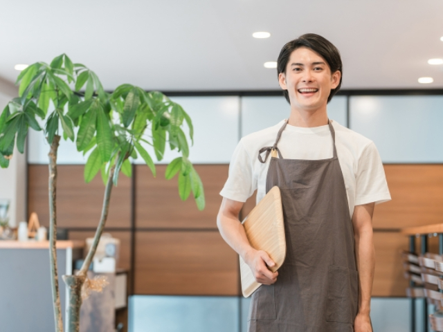 (無資格・未経験可)ホールスタッフ【レストランでのお客様案内および食お事の提供】の画像