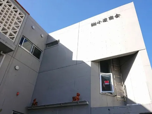 学校給食向けの食品を管理する倉庫スタッフの画像
