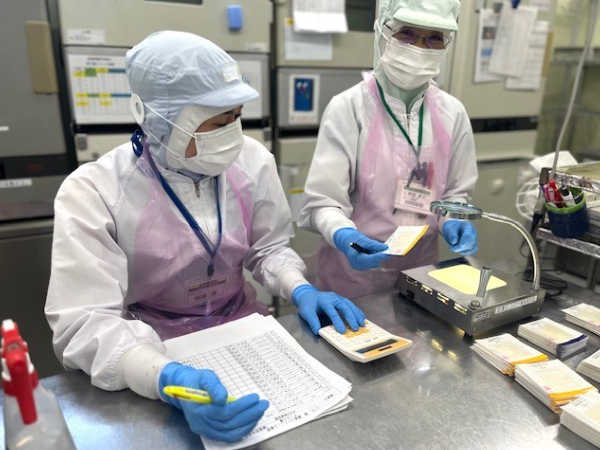 コンビニ向け食品工場の品質管理スタッフの画像