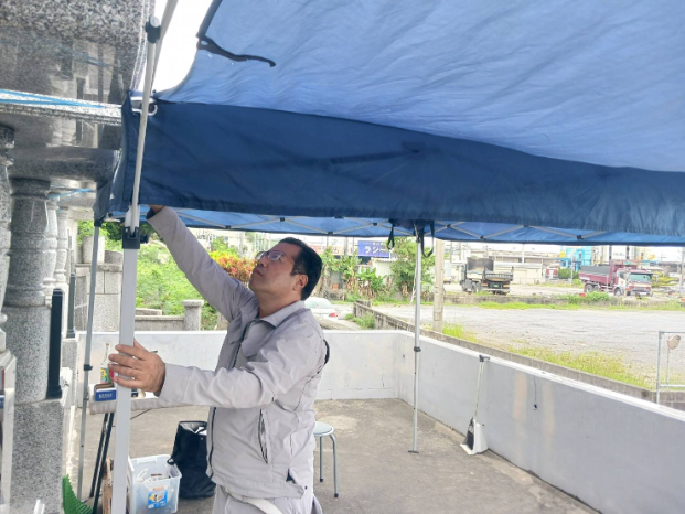 墓開閉スタッフの画像