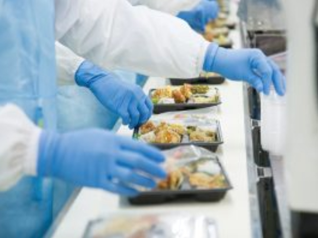 大鍋を使った食材下処理や揚げ物をおこなう調理スタッフの画像