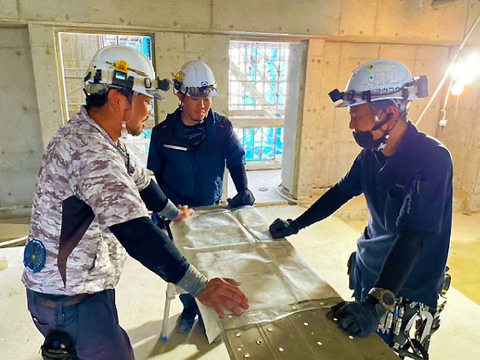 空調設備工事スタッフの画像