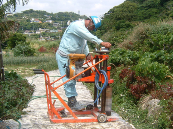 道路整備スタッフ【専用の機械でアスファルトをカットする作業】の画像