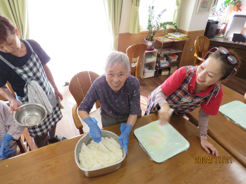 介護スタッフ【利用者9名の身体介助や調理業務など】の画像