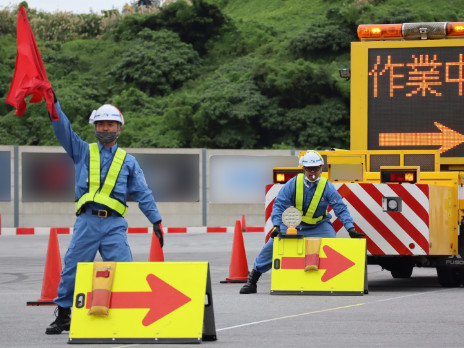 土木作業員【沖縄自動車道における土木工事の品質や工程や安全管理など】の画像