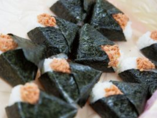 おにぎりの成型やバンジュウへの配置などの簡単食品製造スタッフの画像