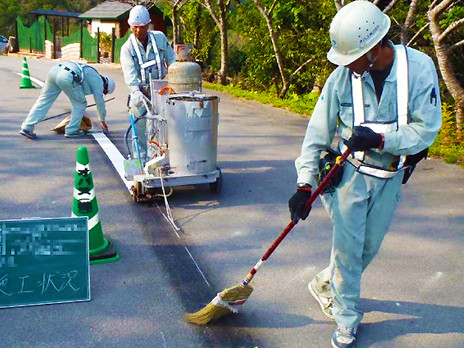 安全施設現場スタッフ（未経験可）【道路の白線や滑り止め舗装や防護柵工の点検など】の画像