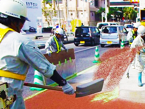 工事現場スタッフ（未経験可）【道路の白線や滑り止め舗装工事及び防護柵の点検など】の画像