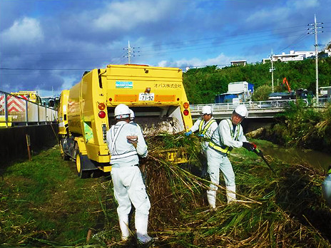 道路の維持管理スタッフ【公共道路の路面や側溝清掃及び除草などの軽作業】の画像