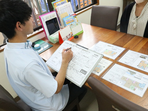不動産営業スタッフの画像