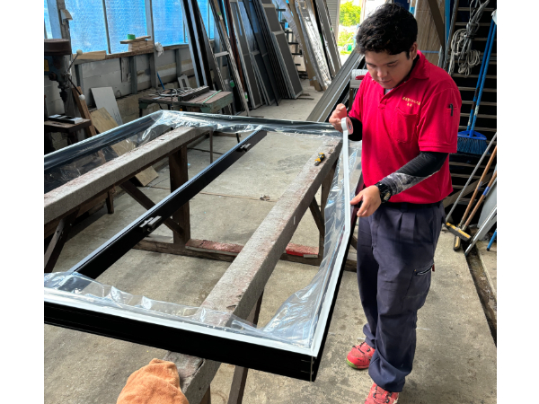 アルミサッシ加工スタッフの画像
