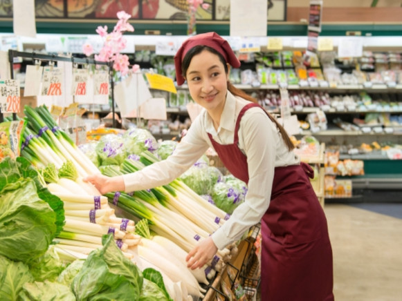 青果スタッフ【スーパーにて野菜と果物のカットやパック詰め及び品出し業務など】の画像