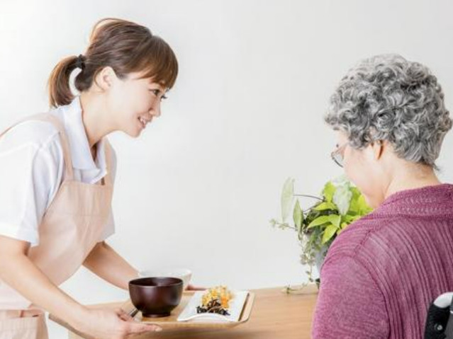 看護助手【食事配膳やシーツ交換および清掃などの補助業務】の画像