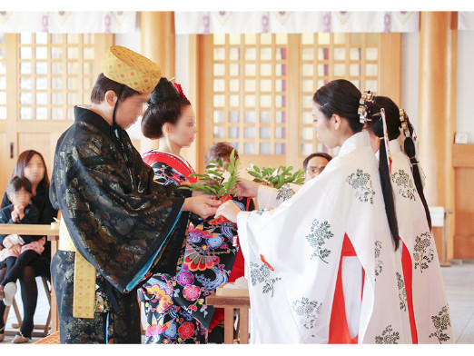 巫女【神社でお守り等の授与業務】の画像