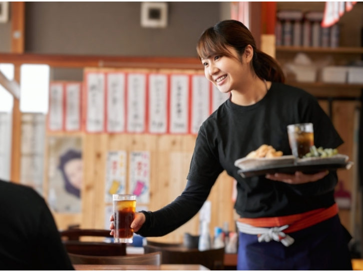 居酒屋ホールスタッフ【料理の配膳や接客対応業務など】の画像