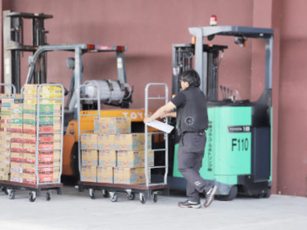 倉庫内スタッフ（フォークリフトを使用した飲料水の仕分け作業）の画像