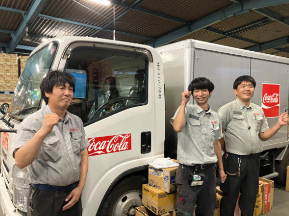 倉庫内スタッフ（フォークリフトを使用した飲料水の仕分け作業）の画像