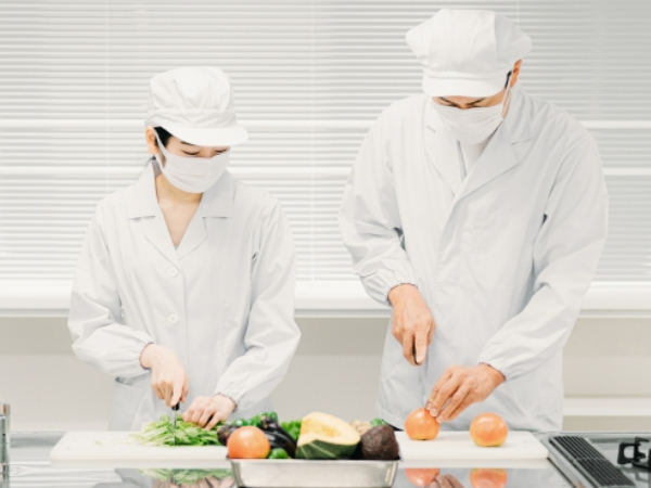 (未経験可)食品工場での野菜下処理や袋詰め/A103の画像