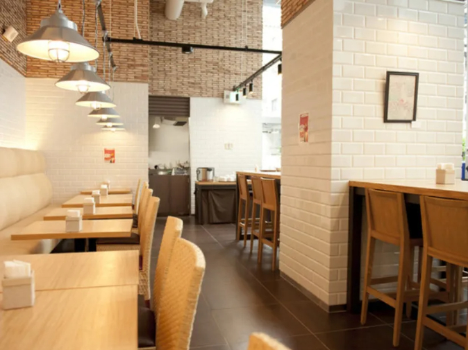 ホテル内カフェのキッチンスタッフの画像