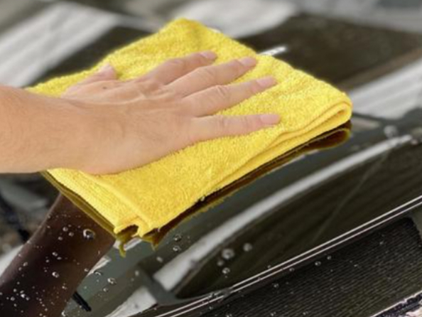 納車前の洗車および車内清掃スタッフの画像