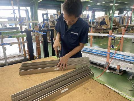 工場内作業スタッフ【工場内でのアルミ製建具の組み立て】の画像