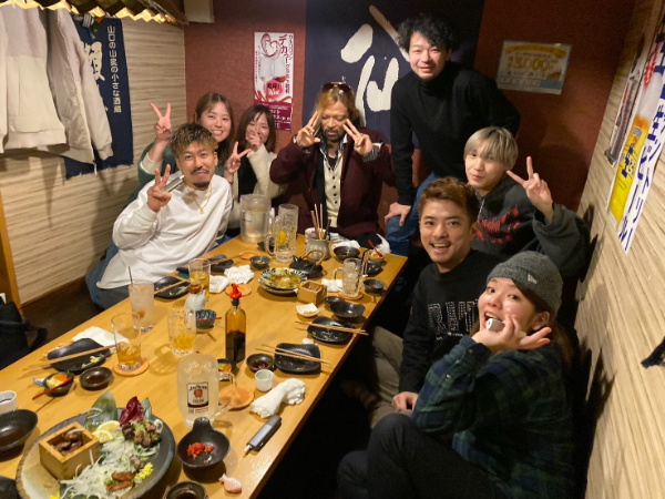 原始焼きをメインとした居酒屋での店舗スタッフの画像