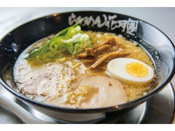 ラーメン店でのホールスタッフの画像