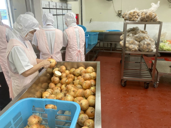 調理補助スタッフ【学校給食の調理補助および食器や調理場の洗浄など】の画像