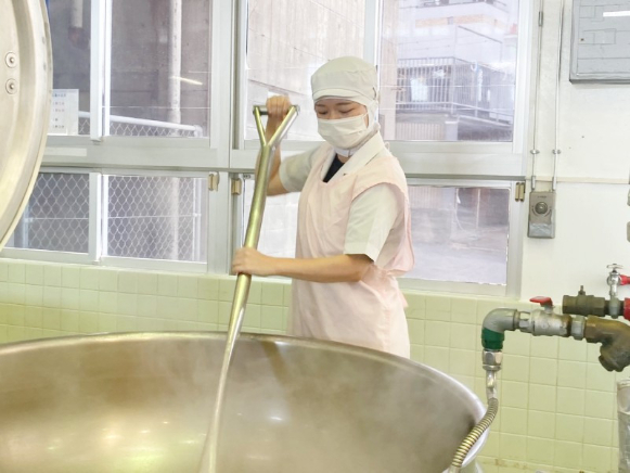 調理補助スタッフ【学校給食の調理補助および食器や調理場の洗浄など】の画像