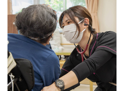 介護職【食事や日常生活の補助などグループ施設への訪問介護】の画像