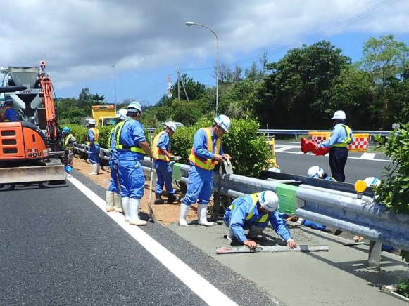 造園員【沖縄自動車道における緑地点検や樹木などの点検管理】の画像