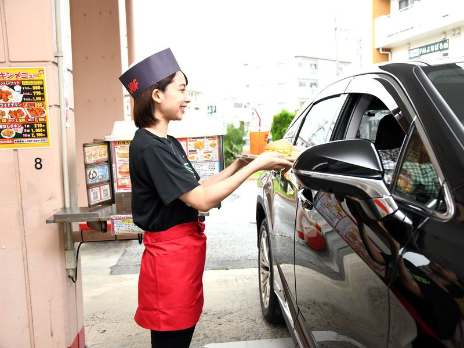 店舗スタッフ【ハンバーガー店でのレジ対応やフードやドリンクの提供など】の画像