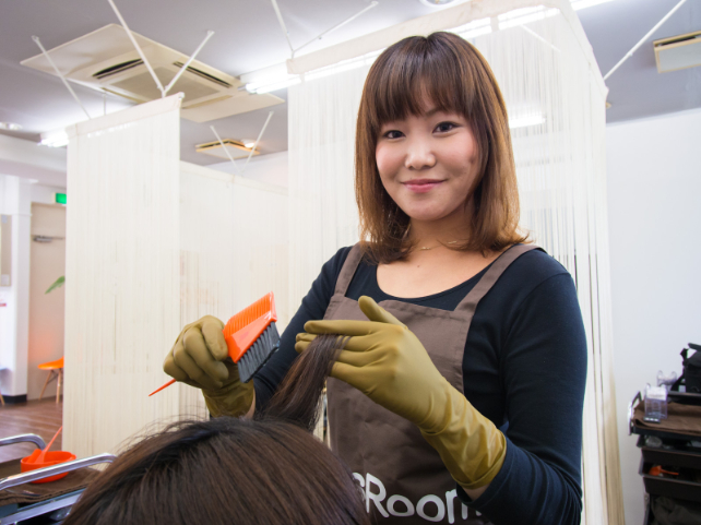 美容院スタッフ【カットなしのカラー専門店で受付やシャンプー及びカラー施術など】の画像