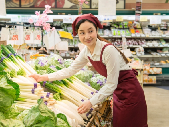 青果加工スタッフ【野菜や果物のカットやパック詰め、品出しなど】の画像