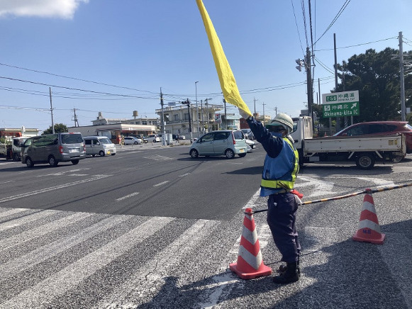 交通誘導警備員【工事現場にて歩行者や車等が安全に通行出来るよう交通誘導業務】の画像