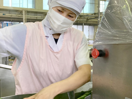 調理員【学校給食の調理や配送および食器や調理場の洗浄など】の画像