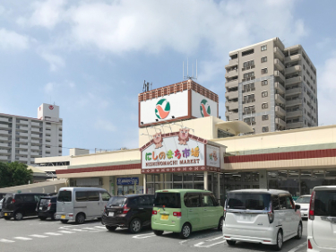 セルフレジ導入店舗でのレジスタッフの画像