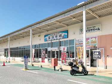 セルフレジ導入店舗でのレジスタッフの画像