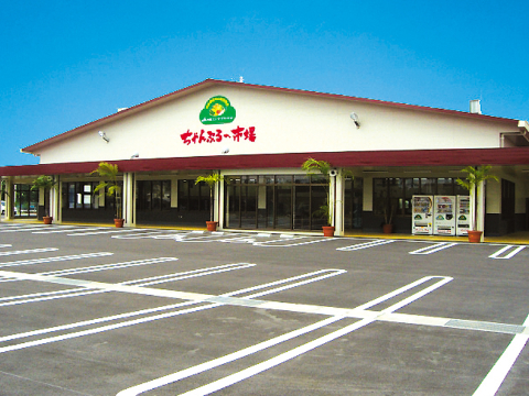 特産品市場のフロアレジスタッフの画像