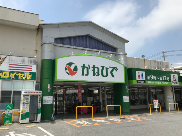 セルフレジ導入店舗でのレジスタッフの画像