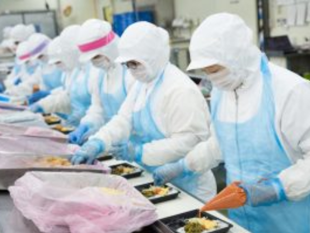 コンビニ弁当の盛付やおにぎりの成型などの簡単食品製造スタッフの画像
