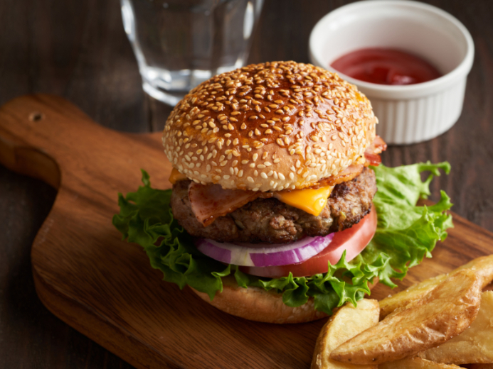 ハンバーガー屋さんでの販売員の画像