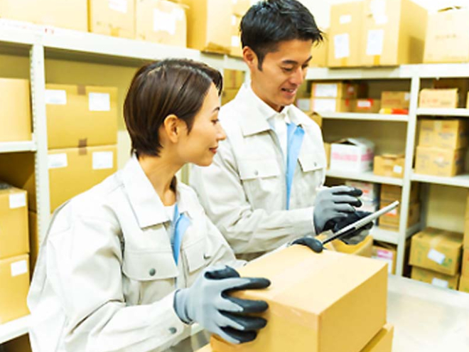冷蔵倉庫内でのコンビニ商品の仕分けスタッフの画像