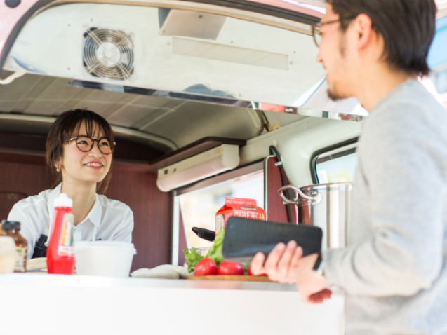 ゴルフ場内カフェでの販売スタッフの画像