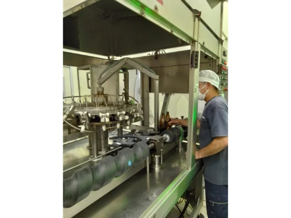 泡盛・もろみ酢の製造スタッフの画像