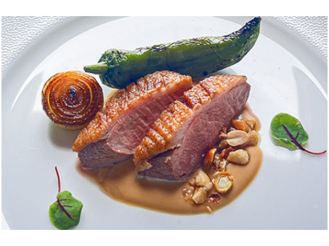 ホテルレストランのキッチンスタッフの画像