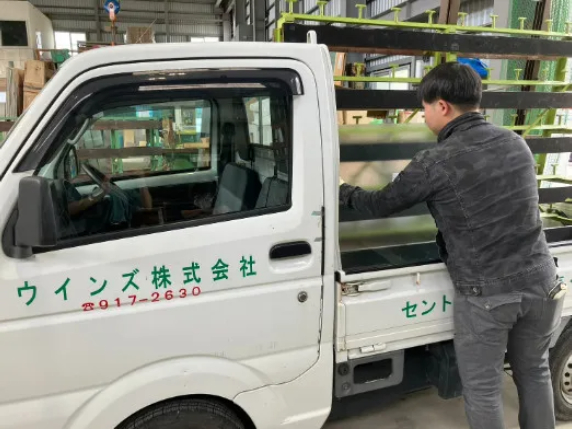 ガラスの配達スタッフの画像