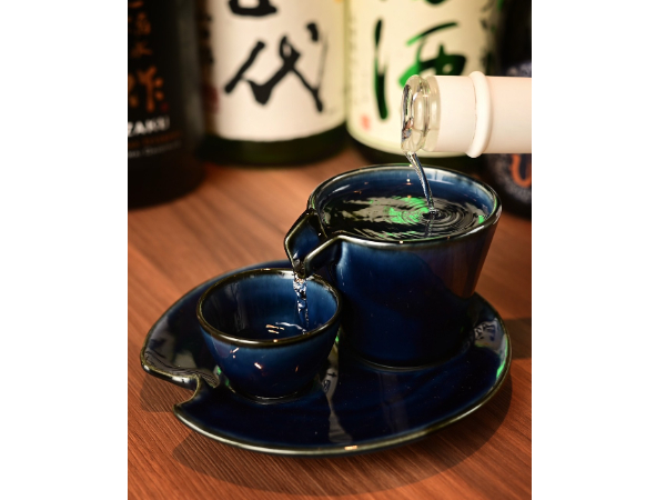 原始焼きをメインとした居酒屋でのホールスタッフの画像